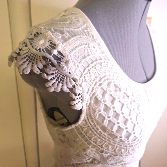 Sequin Heart White Lace W/ Cap Sleeves&Keyhole Back.     Size 5 - Picture 2 of 8